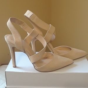 VINCE CAMUTO. -  TAN SHOES. - SIZE 9